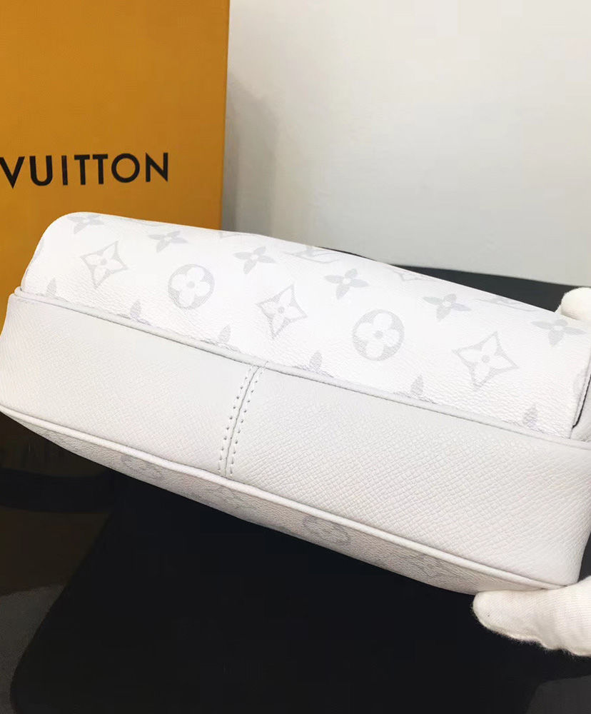 Louis Vuitton Outdoor Messenger White - Image 4