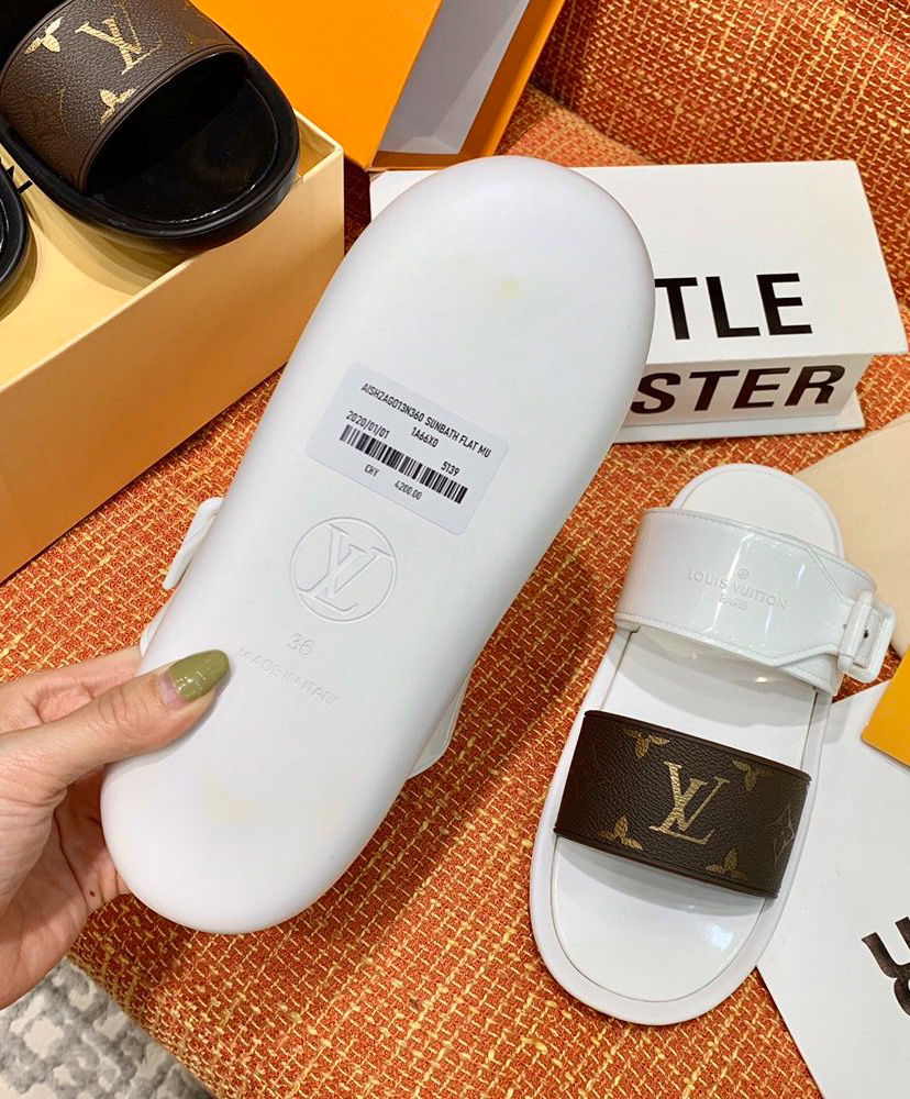 louis vuitton pool mules