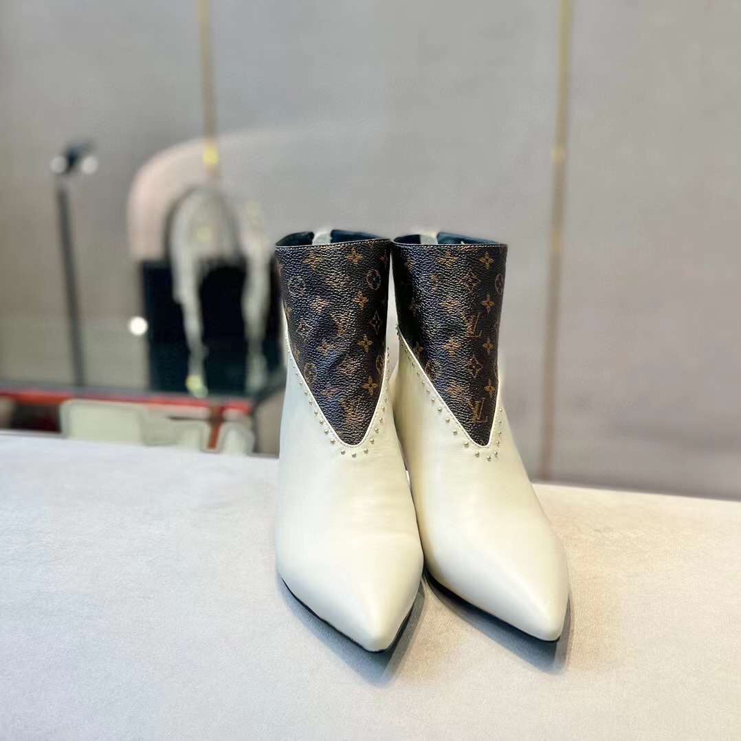 Louis Vuitton Signatue Monogram