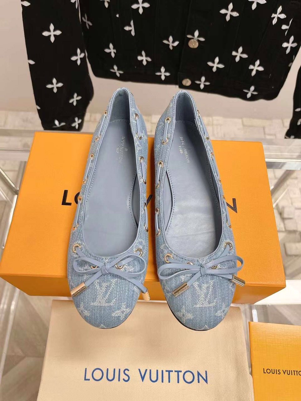 Louis Vuitton Logo Shoes New Collection 2023 - Replica Bags and Shoes ...