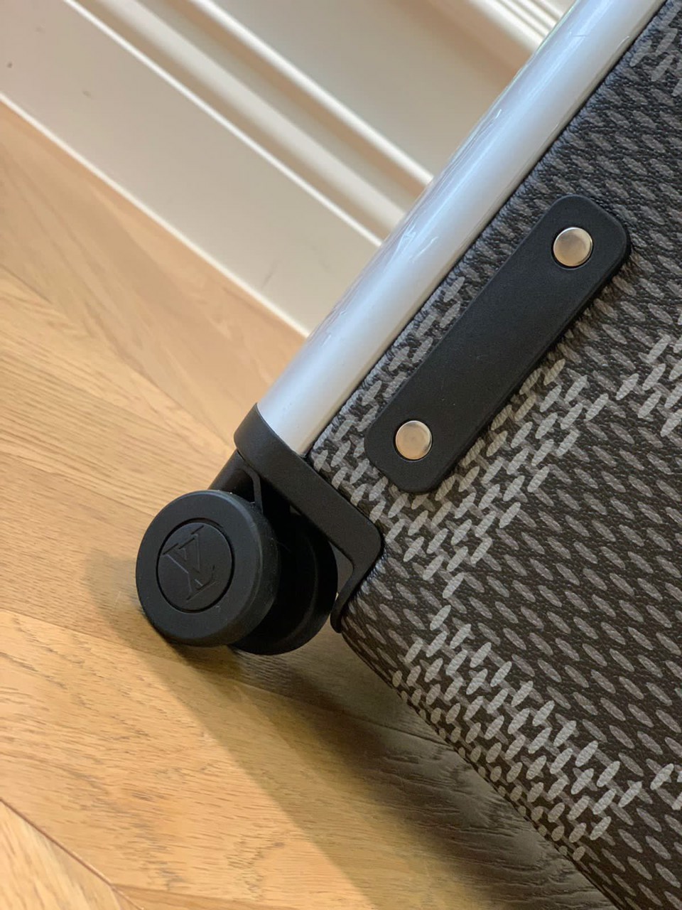 LOUIS VUITTON HORIZON 55 LUGGAGE - Image 4