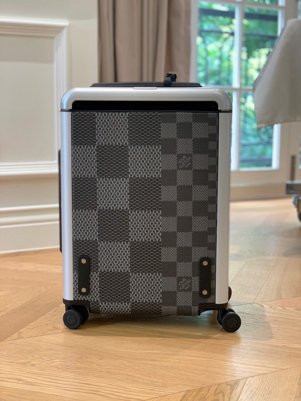 LOUIS VUITTON HORIZON 55 LUGGAGE - Image 8