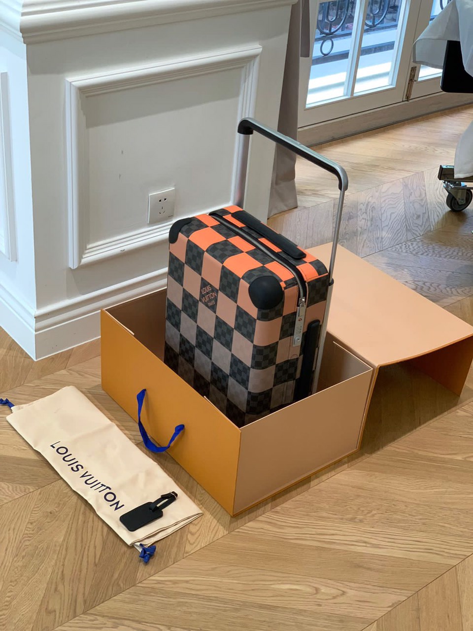 LOUIS VUITTON HORIZON 55 LUGGAGE - Image 6