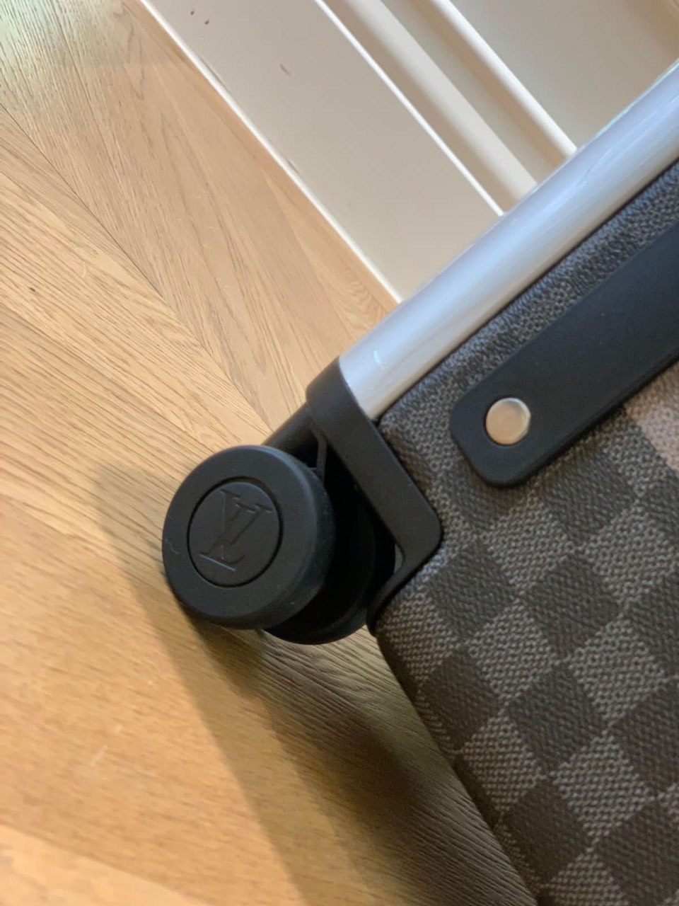 LOUIS VUITTON HORIZON 55 LUGGAGE - Image 9