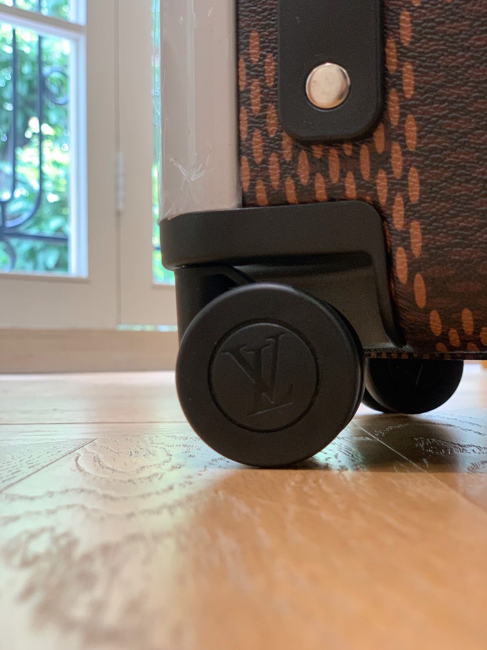 LOUIS VUITTON HORIZON 55 LUGGAGE - Image 2