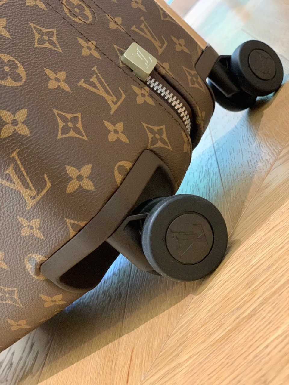 LOUIS VUITTON HORIZON 55 LUGGAGE - Image 5
