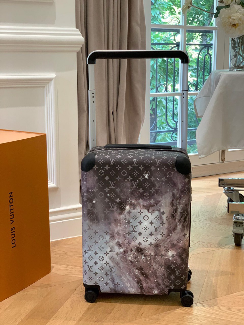 LOUIS VUITTON HORIZON 55 LUGGAGE - Image 2