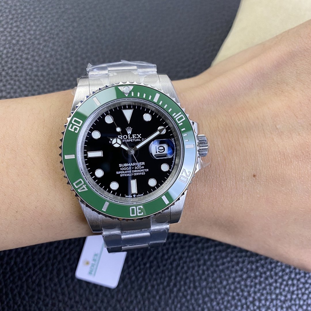 Submariner Date Green Bezel 41mm - Image 3