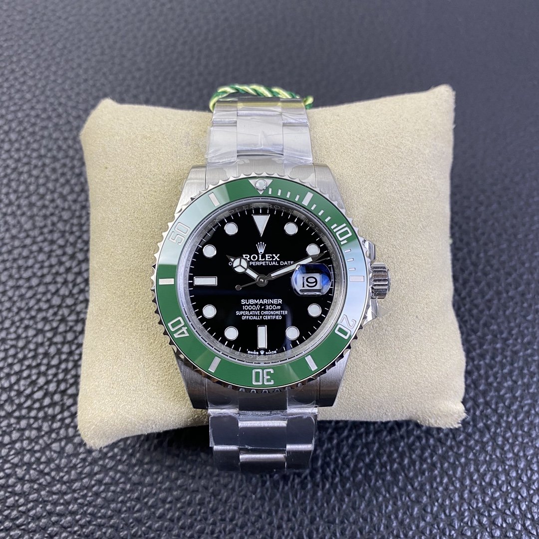 Submariner Date Green Bezel 41mm - Image 2