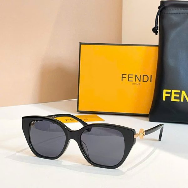 Fendi Sunglasses FE50100F