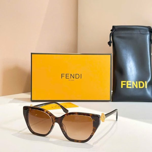 Fendi Sunglasses FE50100I
